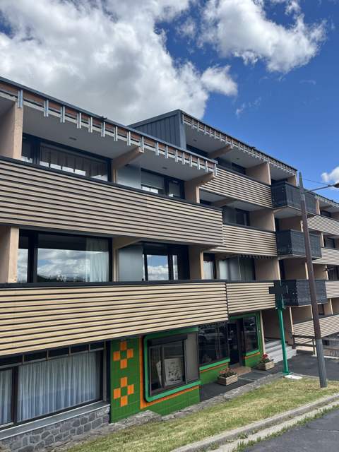 Façades rénovées d'une résidence à Super-Besse